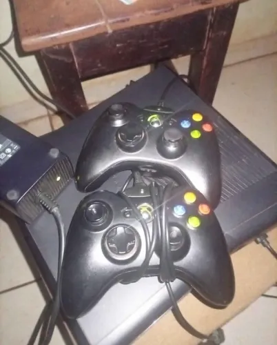Xbox 360 RGH Desbloqueado + HD 500GB + 2 Controles Sem Fio
