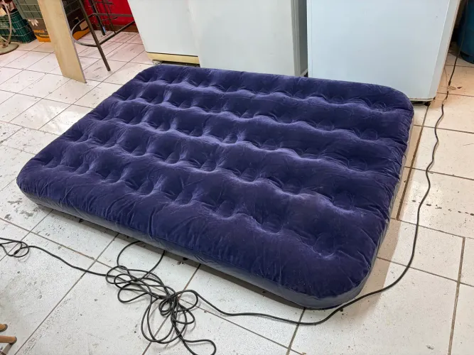 Colchão inflável de casal com detalhe