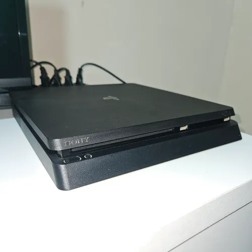 PLAYSTATION 4 SLIM