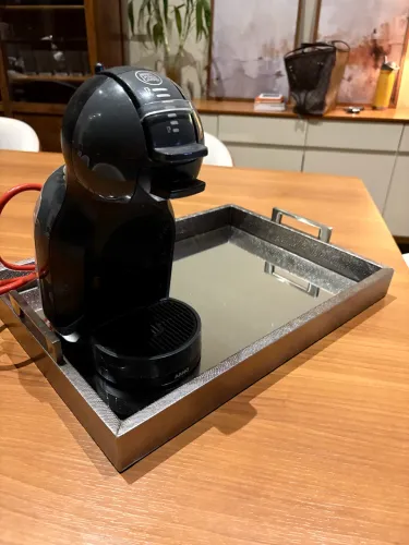 Cafeteira Dolce gusto + bandeja Camicado 