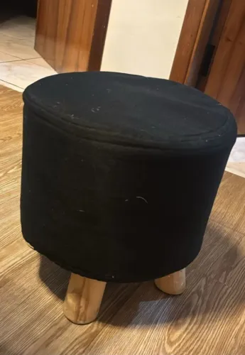 Puff redondo com pés de madeira. 