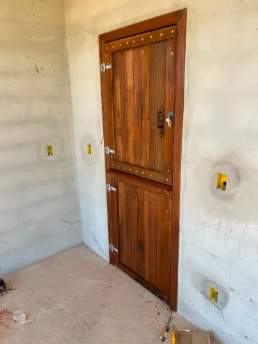 Porta báia em madeira e eucalipto 
