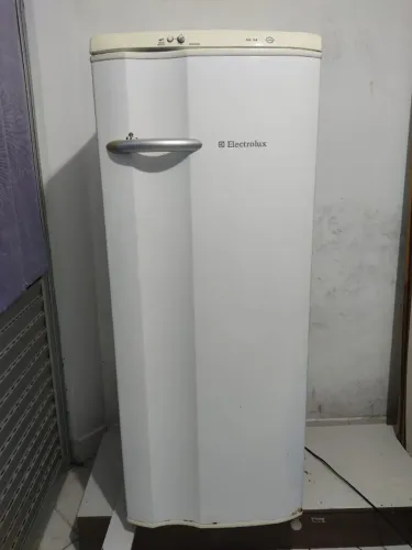 Geladeira Electrolux RE 28 - 252L.