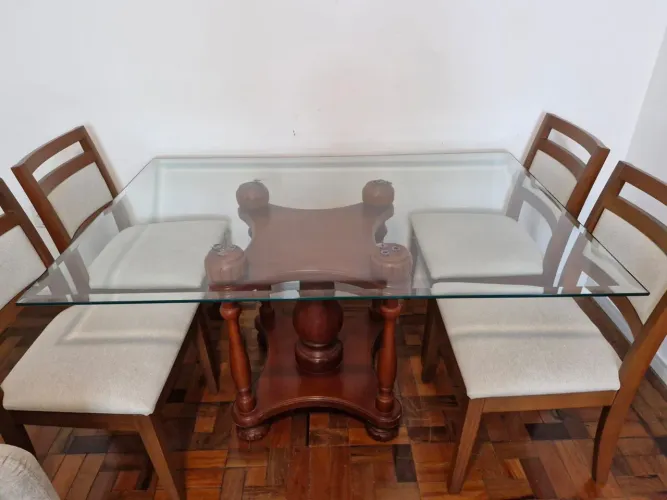 Mesa e cadeiras de jantar