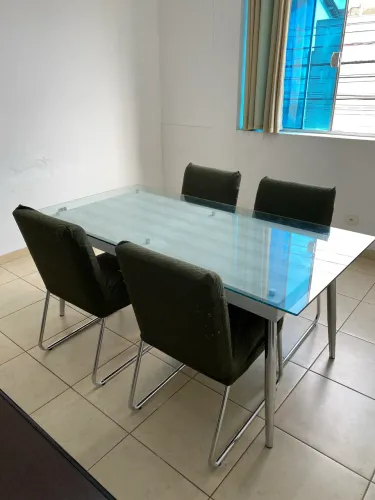 Mesa com tampo de vidro e 4 cadeiras