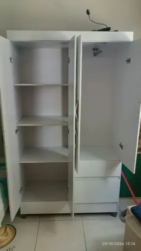 Guarda-roupa infantil 4 portas duas gavetas com divisórias