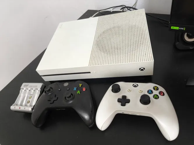 Xbox one S 1TB 2 controles