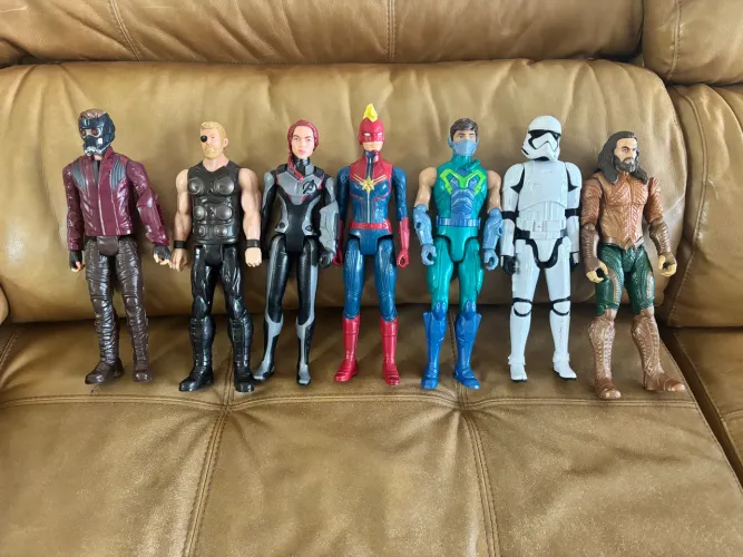 Kit com 7 bonecos Vingadores, Aquaman, Max Steel e Star Wars