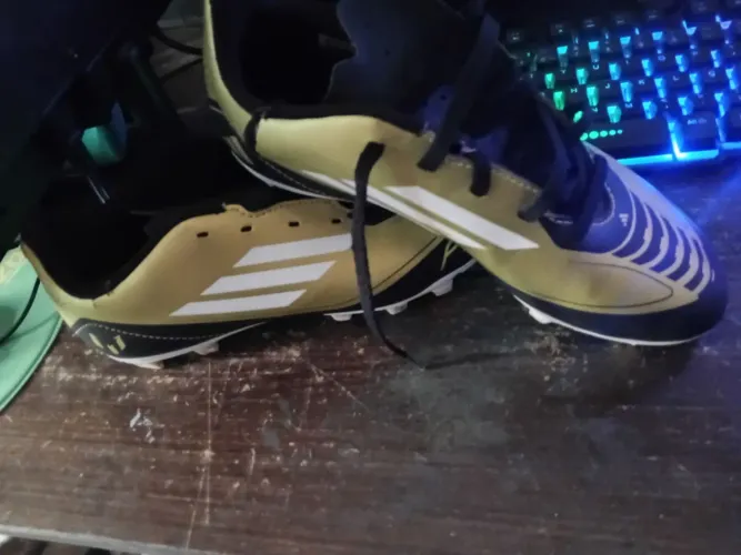 "Chuteira Adidas Seminova - Ajusta Tamanho 35/36! Pouco Usada, Em Ótimo Estado