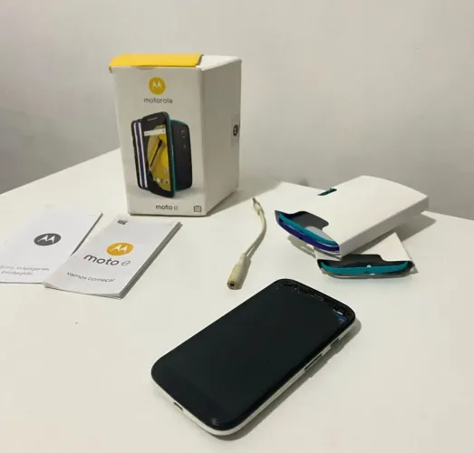 Dois celulares moto e 2 com caixa e acessórios