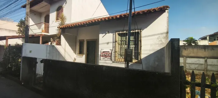 Vendo Casa muito bem localizada.