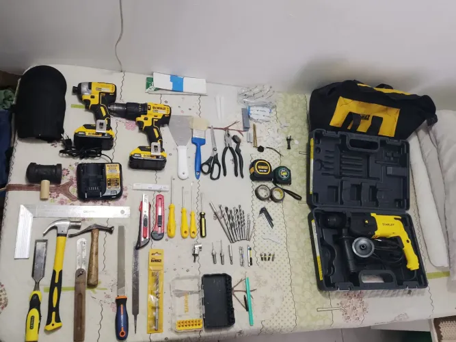 Parafusadeira Dewalt + ferramentas 