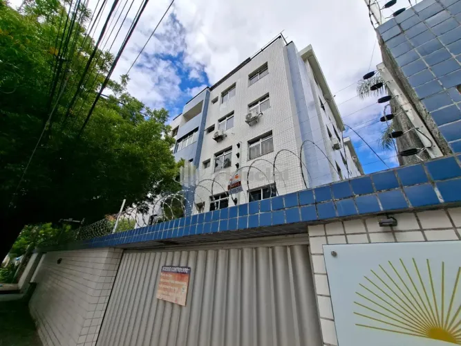 Apto à venda no Ed. Sol Nascente, na Rua Bento Albuquerque, no Cocó. Com 107m², oferece 1 