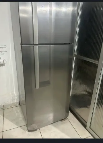 Geladeira Eletrolux está com defeito na porta 