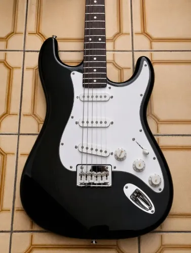 GUITARRA SQUIER STRATOCASTER