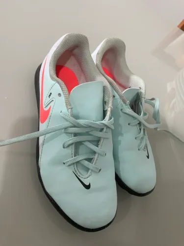 Chuteira NIKE PHANTOM GX NÚMERO 32 novinha usada 2 vezes .