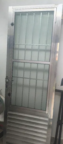 Porta de alumínio 80 com com grade e vidro