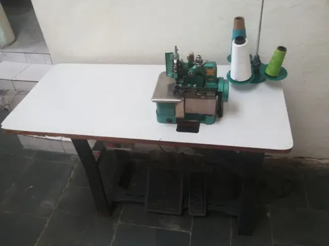 Máquina de Costura Overlock Gn1 Butterfly com Bancada.