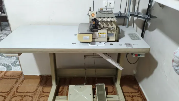 Máquina de costura Interlock industrial Singer