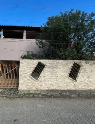 Casa grande, 2 pavimentos independentes a 350m da praia! Excelente oportunidade!!!