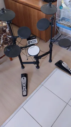 Bateria eletrônica Nagano em bom estado