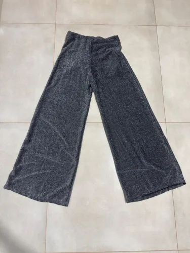 Calça preta de brilho, tecido leve, com forro, nunca usada