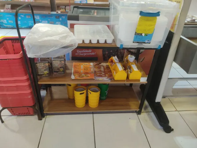 Vendo bancada em MDF com 3 prateleiras e Metalon galvanizado