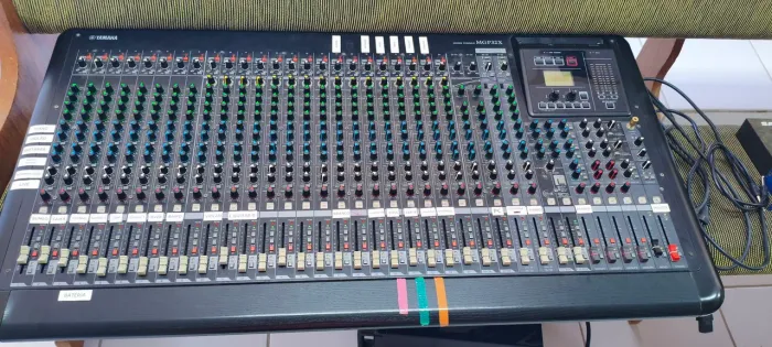 Mesa de Som Yamaha 32 canais + Equalizador 