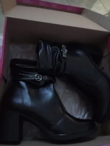 Vendo uma bota Dakota nova