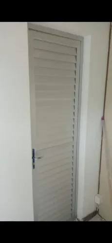 PORTA EM ALUMÍNIO NOVA TODA EM VENEZIANA MEDINDO 2.04 X0.59 R$500,00 ABAIXO DO CUSTO