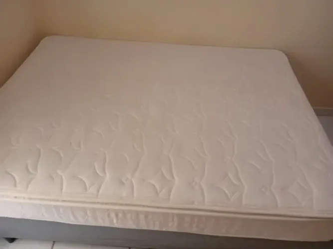Cama box com colchão de molas ensacadas.