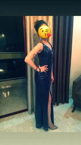 Vestido de festa azul com fenda e brilho