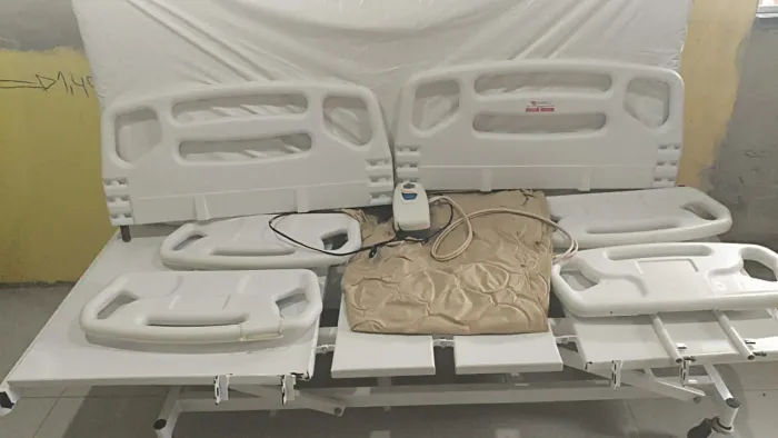 Vende se cama hospitalar,cadeira de rodas e cadeira de banho