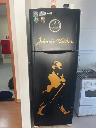 Geladeira de colecionador jhonnie walker para ser concertada ou retirar peças 