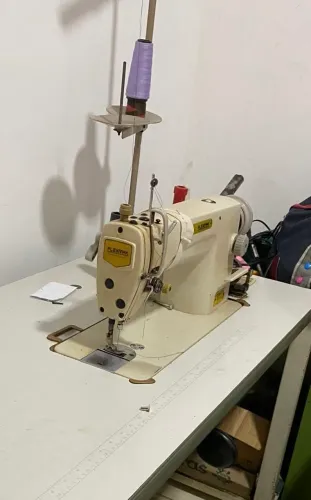 MÁQUINA DE COSTURA RETA FLEXMAK + MESA