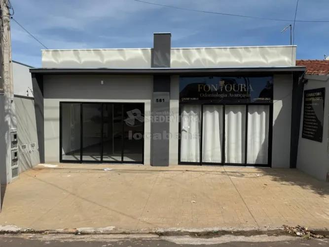 Salão com banheiro com acessibilidade e garagem para 2 veículos