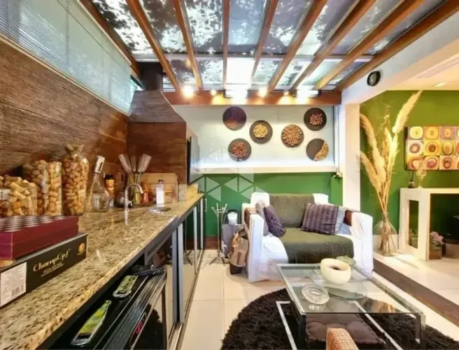 Casa em condomínio, 241m2 privados e garagem para 2 veículos no Teresópolis