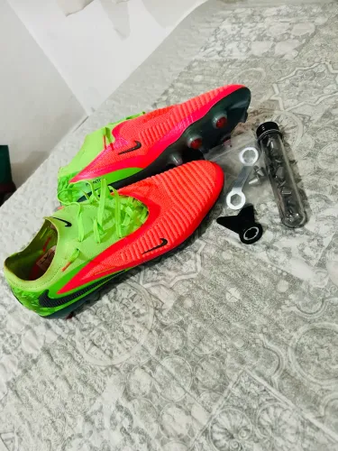 Chuteira campo da Nike phantom trava mista