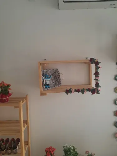 Móveis em pinos , pouco usado em uma floricultura hodos em perfeito estado de conservação.