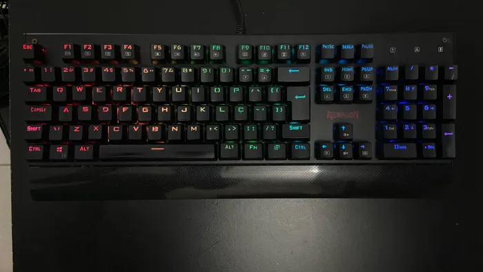Teclado mecânico gamer, Redragon Kala preto rgb, switch vermelho