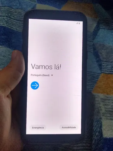 Samsung Galaxy J6 funcionando normalmente, com capinha, suporte e caixa
