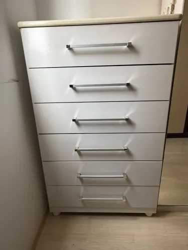 Cômoda branca usada com 6 gavetas