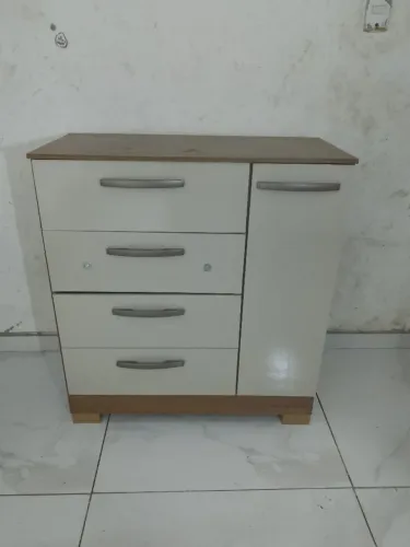 Cômoda 4 gavetas entrego 