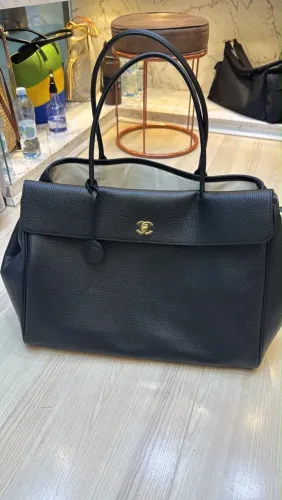 Bolsa maxi couro legítimo preto MÉTIERS D?ART 2026 ferragens dourada italiana Chanel