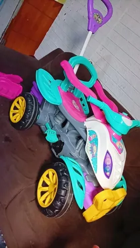 Vendo um quadriciclo infantil e pedal pouco tempo de uso menina
