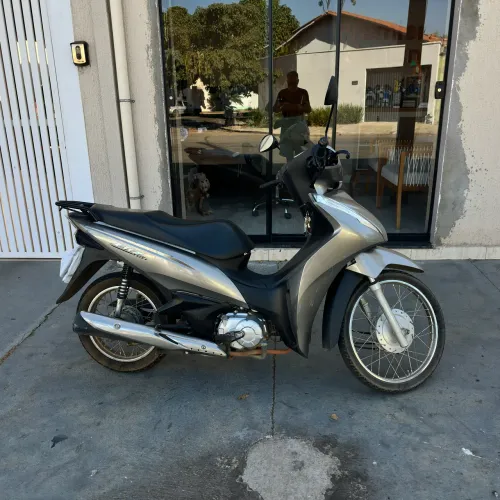 Moto com baixo km e muito conservada