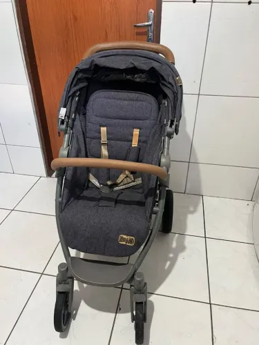 Carrinho de bebê semi Novo unissex