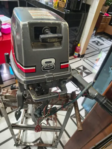 Motor de popa.