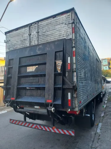 Atego 1518. 2005 cabinado de fábrica com plataforma