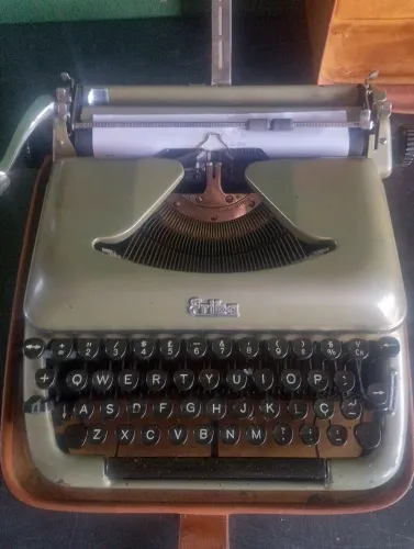 Máquina de escrever antiga